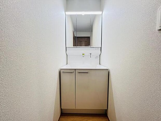 洗面化粧台です。朝の身支度から1日が始まります。