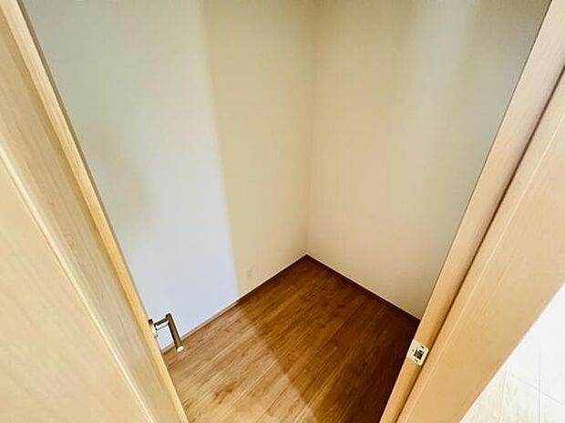 いつでもお部屋をスッキリお使い頂ける収納スペースを設置。