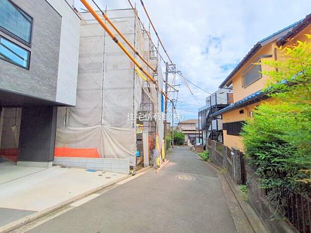 前面道路を含めた現地写真です。