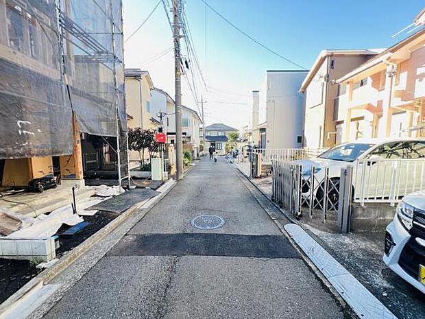 前面道路を含めた現地写真です。