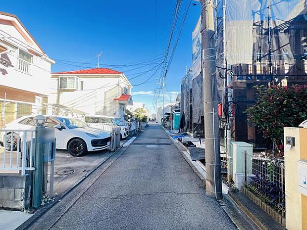 前面道路を含めた現地写真です。