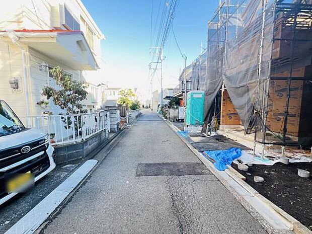 前面道路を含めた現地写真です。