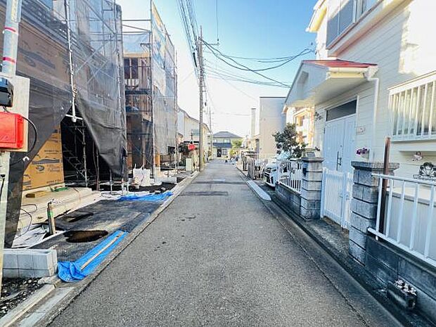 前面道路を含めた現地写真です。
