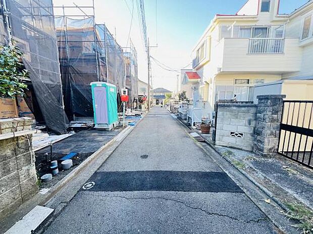 前面道路を含めた現地写真です。