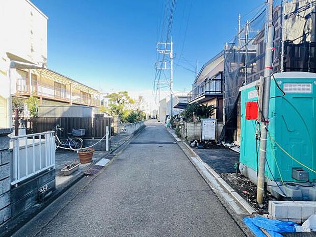 前面道路を含めた現地写真です。