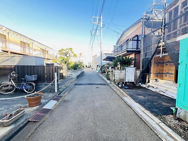 前面道路を含めた現地写真です。
