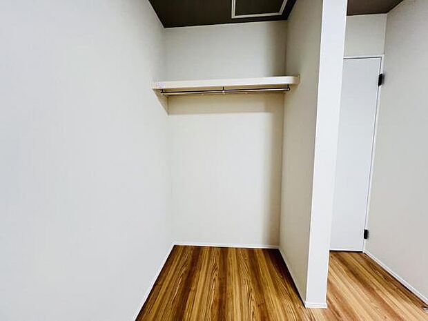 いつでもお部屋をスッキリお使い頂ける収納スペースを設置。