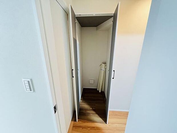 いつでもお部屋をスッキリお使い頂ける収納スペースを設置。