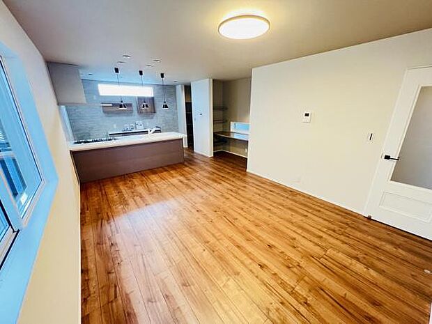 リビングダイニングになります。ご家族そろっての素敵な空間になりそうですね。