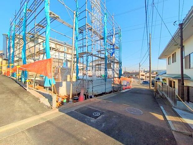 前面道路を含めた現地写真です。