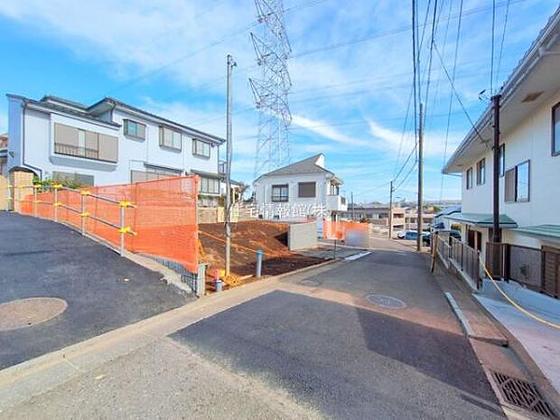 前面道路を含めた現地写真です。