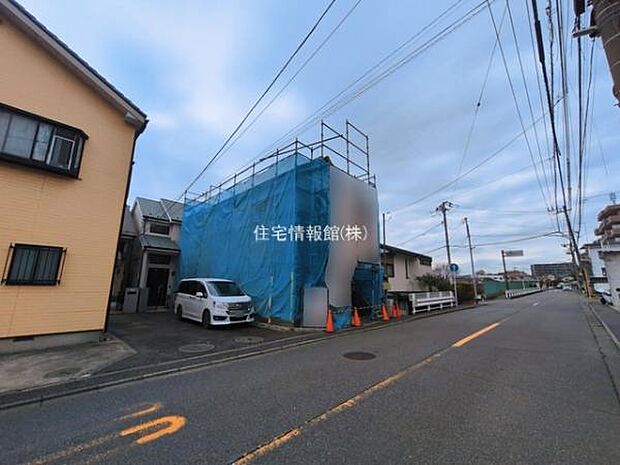 前面道路を含めた現地写真です。