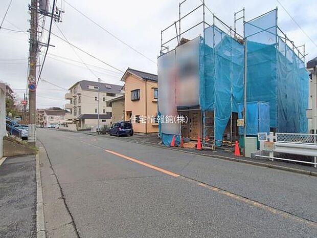 前面道路を含めた現地写真です。