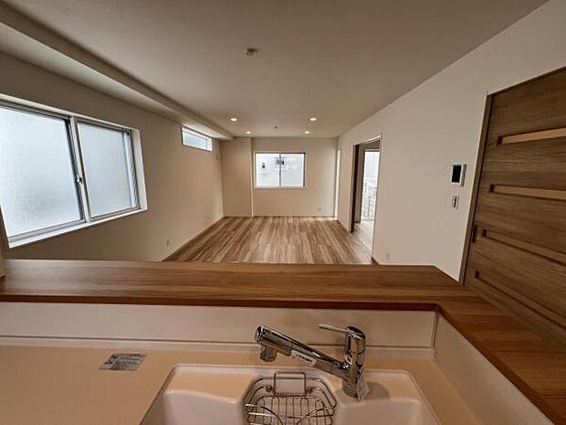 お食事中もキッチンと会話が楽しめるダイニングスペース。