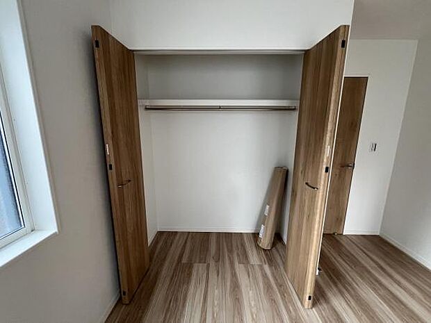 いつでもお部屋をスッキリお使い頂ける収納スペースを設置。