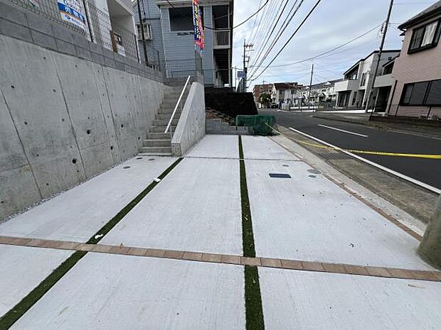 駐車場ももちろん完備しておりますのでお車所有の方にも心強いです。