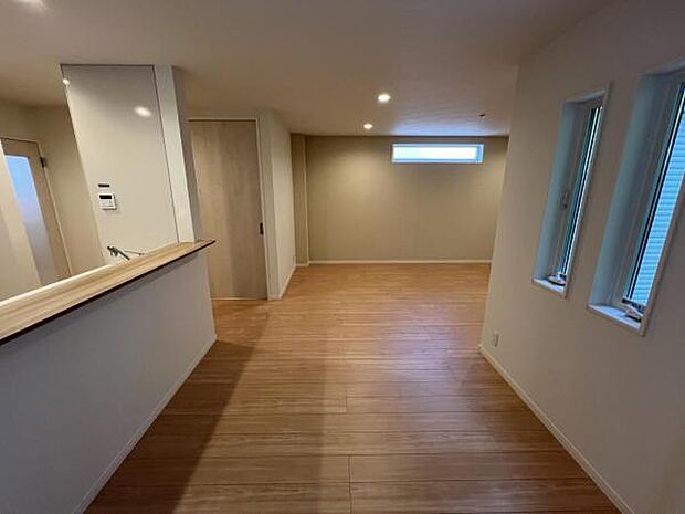 お食事中もキッチンと会話が楽しめるダイニングスペース。