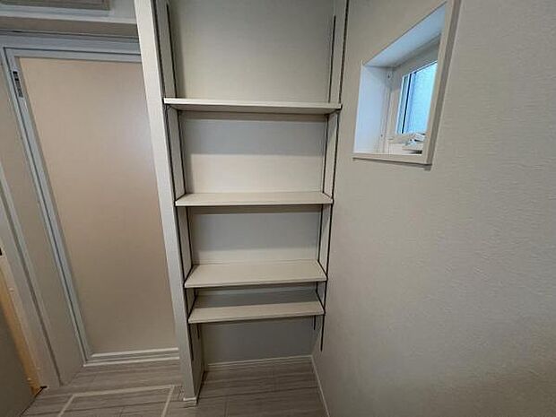 いつでもお部屋をスッキリお使い頂ける収納スペースを設置。