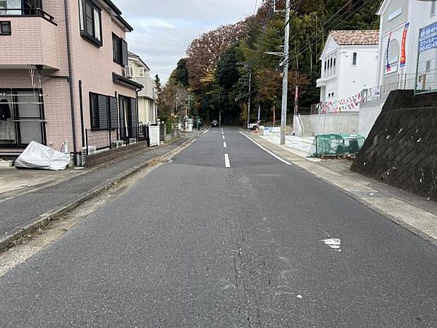前面道路を含めた現地写真です。