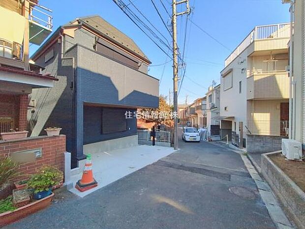 前面道路を含めた現地写真です。