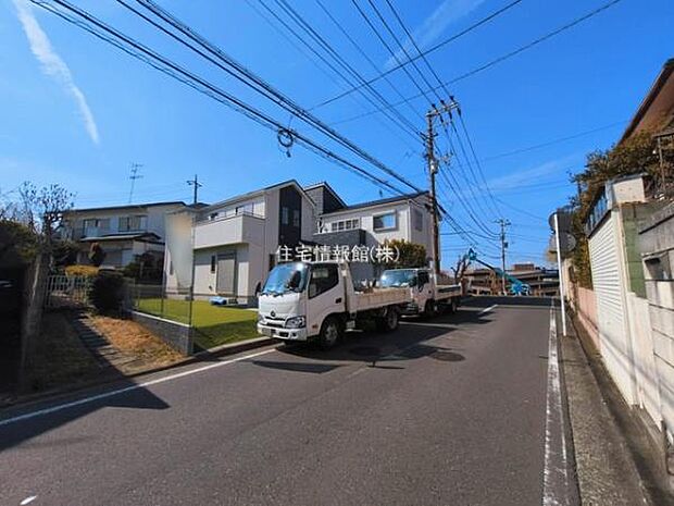 前面道路を含めた現地写真です。