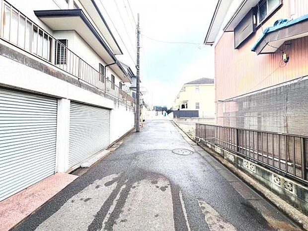 前面道路を含めた現地写真です。