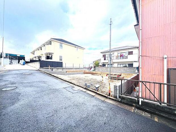 前面道路を含めた現地写真です。