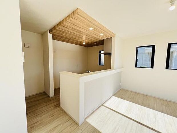 お食事中もキッチンと会話が楽しめるダイニングスペース。