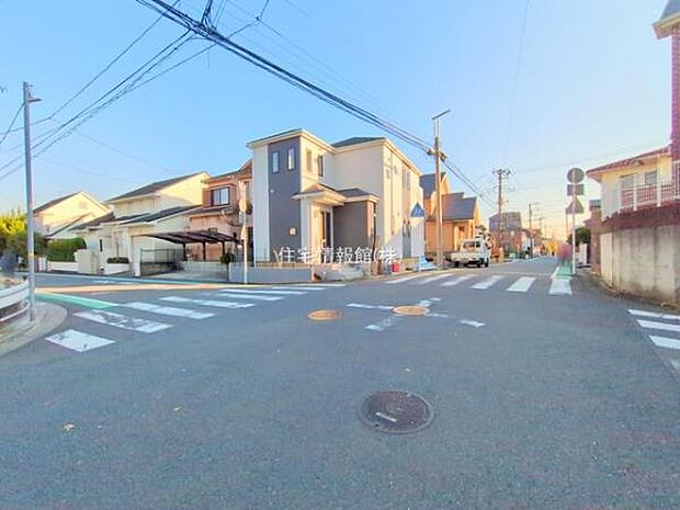 前面道路を含めた現地写真です。