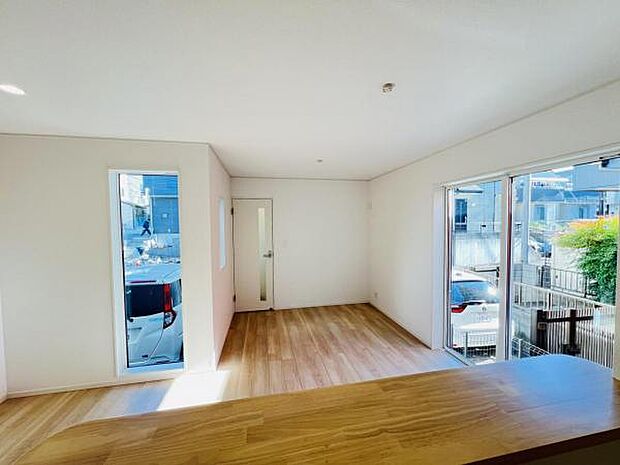 お食事中もキッチンと会話が楽しめるダイニングスペース。