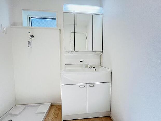 洗面化粧台です。朝の身支度から1日が始まります。