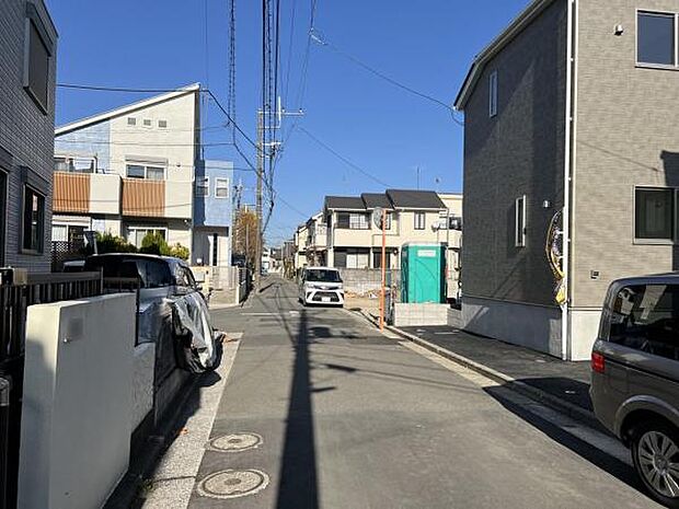 前面道路を含めた現地写真です。