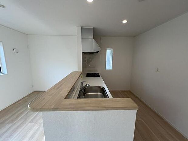 お食事中もキッチンと会話が楽しめるダイニングスペース。