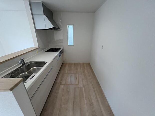 作業スペースが広く家事動線をゆったりと確保できるキッチンです。