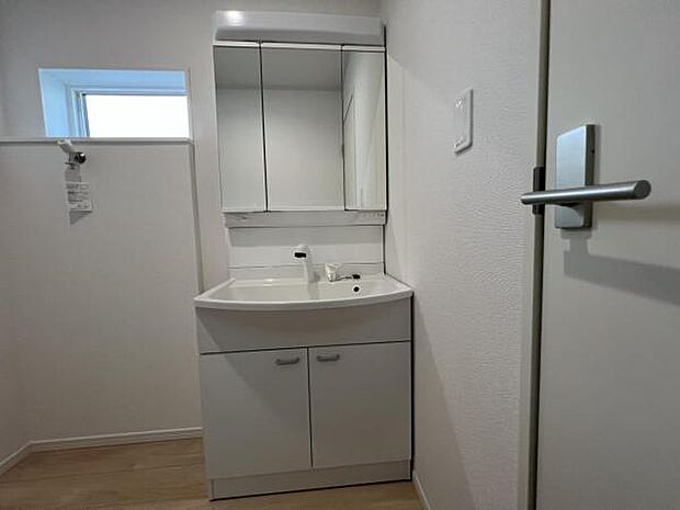 洗面化粧台です。朝の身支度から1日が始まります。