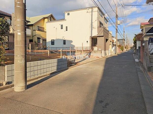 前面道路を含めた現地写真です。