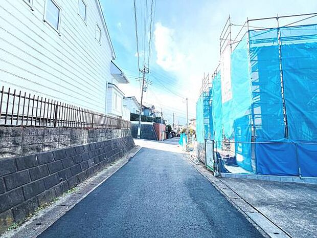 前面道路を含めた現地写真です。