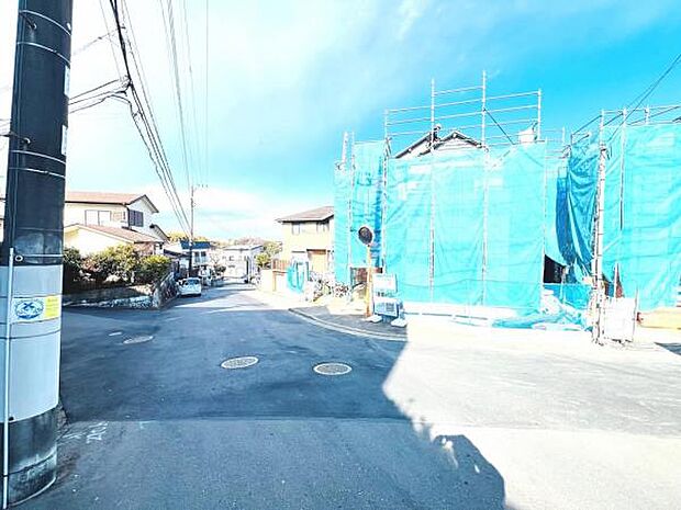 前面道路を含めた現地写真です。