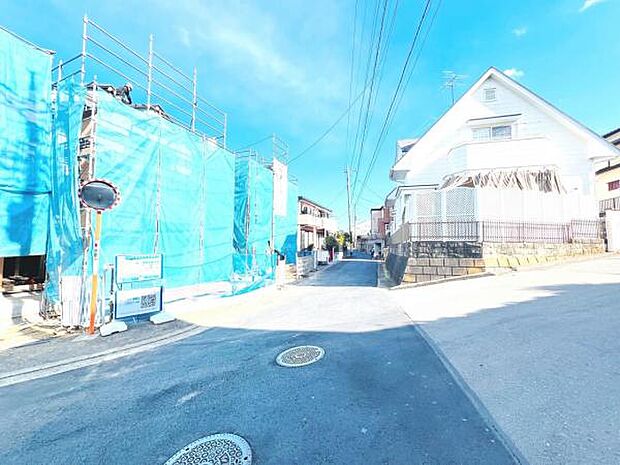 前面道路を含めた現地写真です。