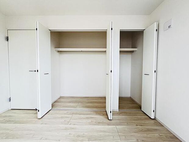 いつでもお部屋をスッキリお使い頂ける収納スペースを設置。