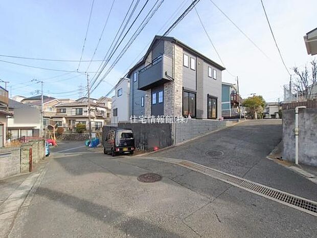 前面道路を含めた現地写真です。