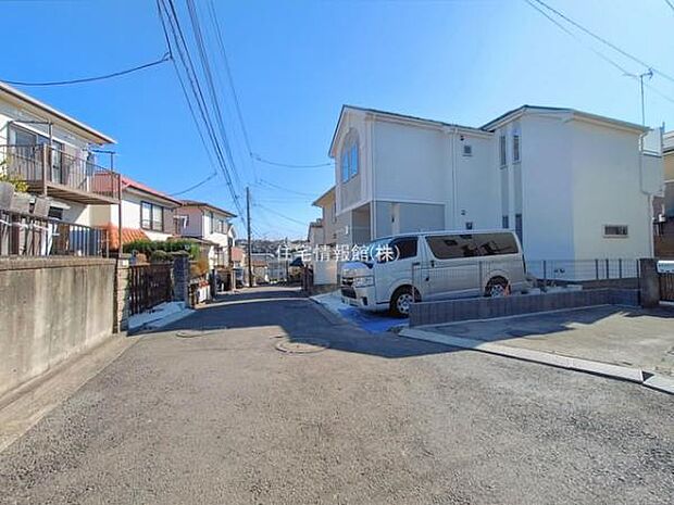 前面道路を含めた現地写真です。