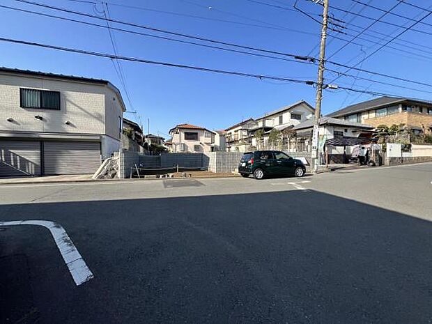 前面道路を含めた現地写真です。