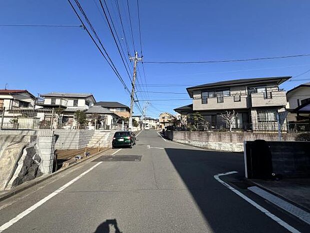 前面道路を含めた現地写真です。