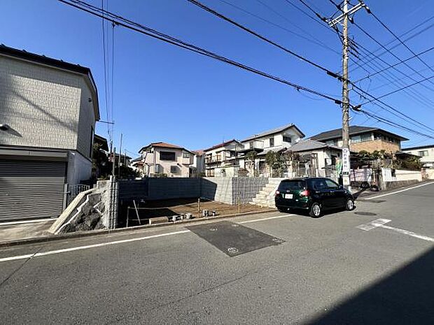 前面道路を含めた現地写真です。ぜひ周辺環境も併せてご覧ください。