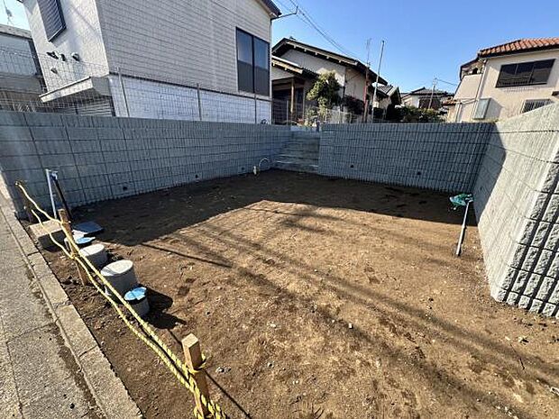 駐車場です。前面道路との高低差も少なく、スムーズに出入りできます。