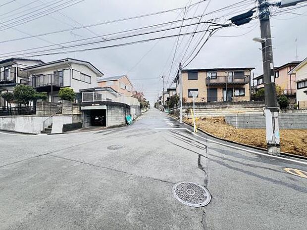 前面道路を含めた現地写真です。