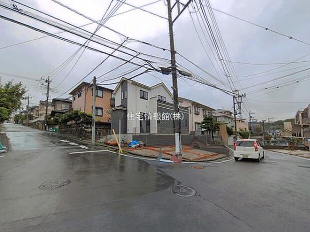 前面道路を含めた現地写真です。