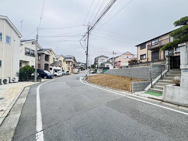 前面道路を含めた現地写真です。
