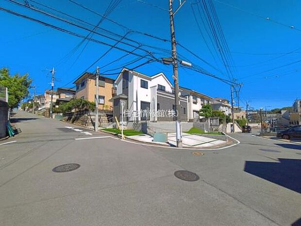 前面道路を含めた現地写真です。
